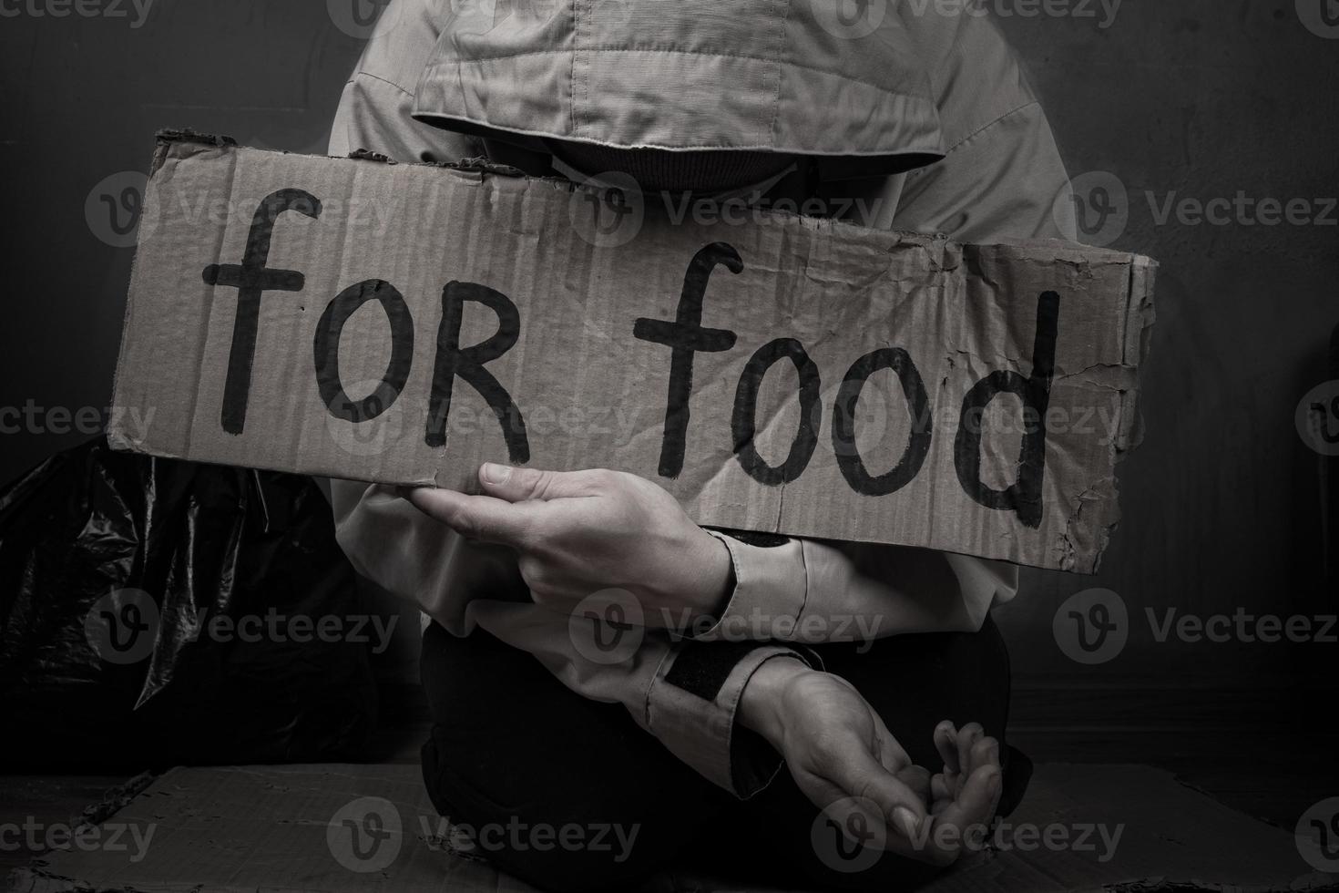 hemlös person ber om hjälp med mat foto