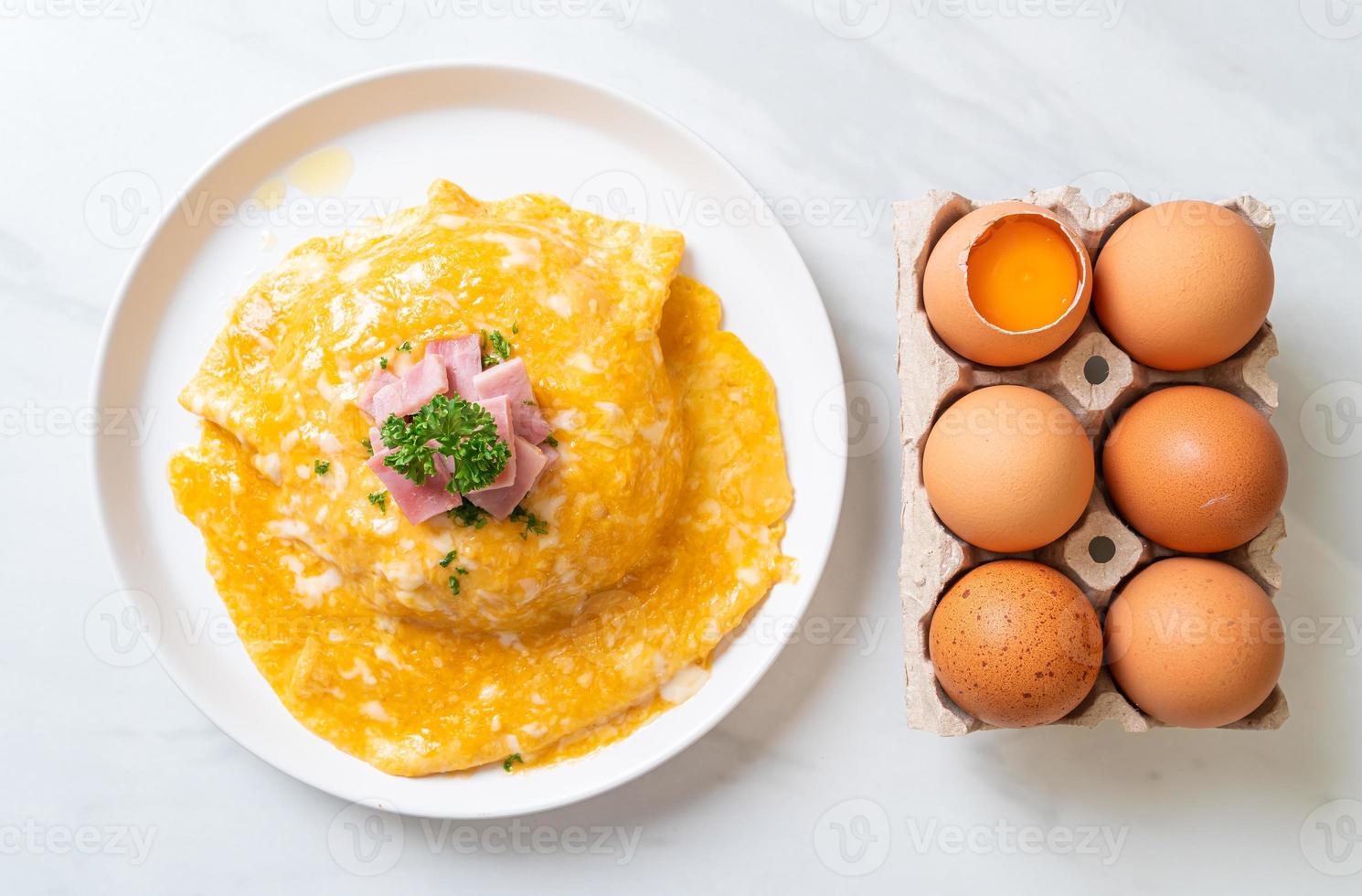 krämig omelett med skinka på ris foto