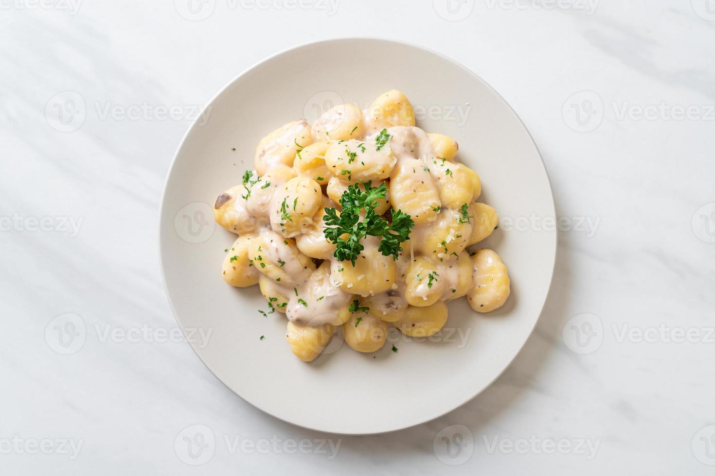 gnocchi med svamp gräddsås och ost foto