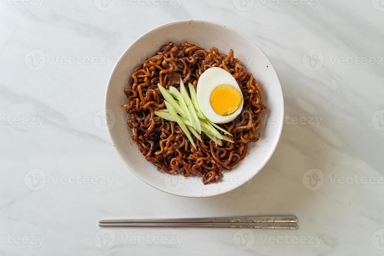 koreansk snabbnudel med svart bönsås eller jajangmyeon eller jjajangmyeon foto