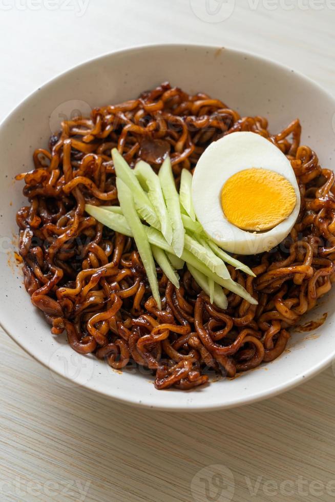 koreansk snabbnudel med svart bönsås eller jajangmyeon eller jjajangmyeon foto