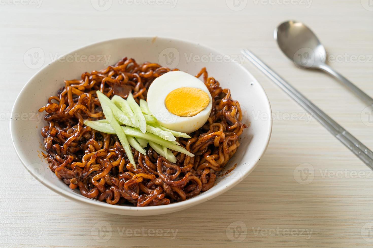 koreansk snabbnudel med svart bönsås eller jajangmyeon eller jjajangmyeon foto