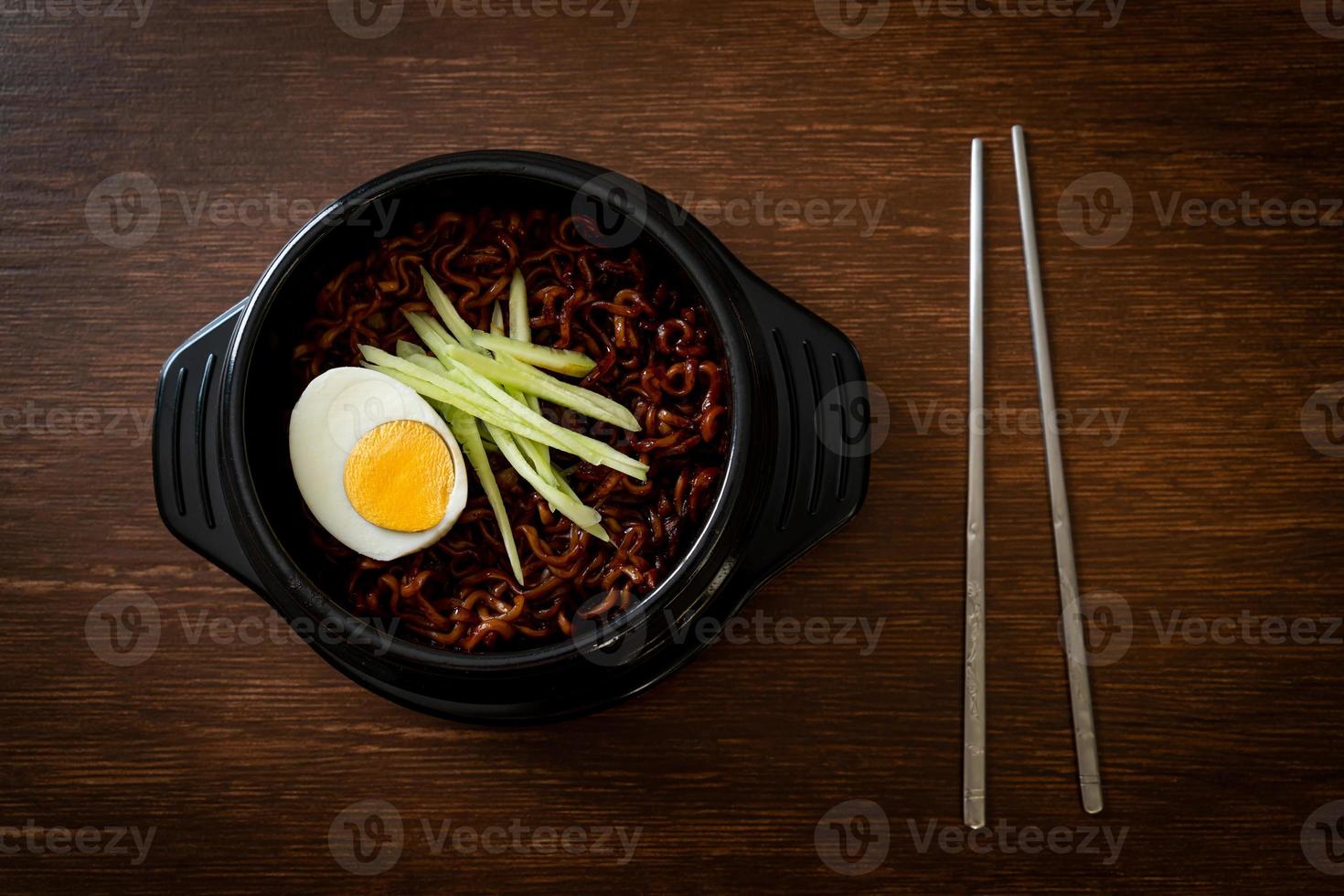 koreansk snabbnudel med svart bönsås eller jajangmyeon eller jjajangmyeon foto