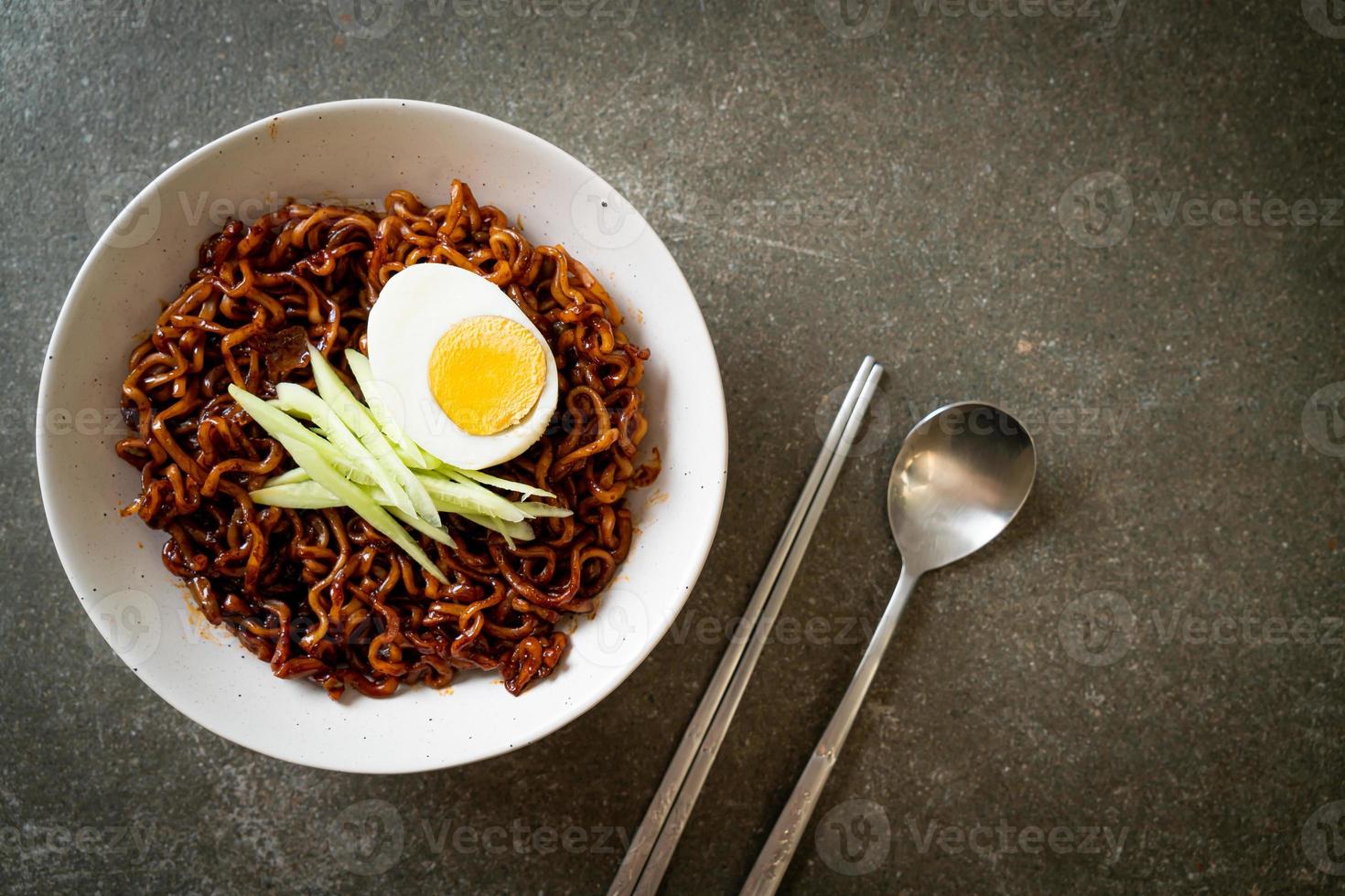 koreansk snabbnudel med svart bönsås eller jajangmyeon eller jjajangmyeon foto