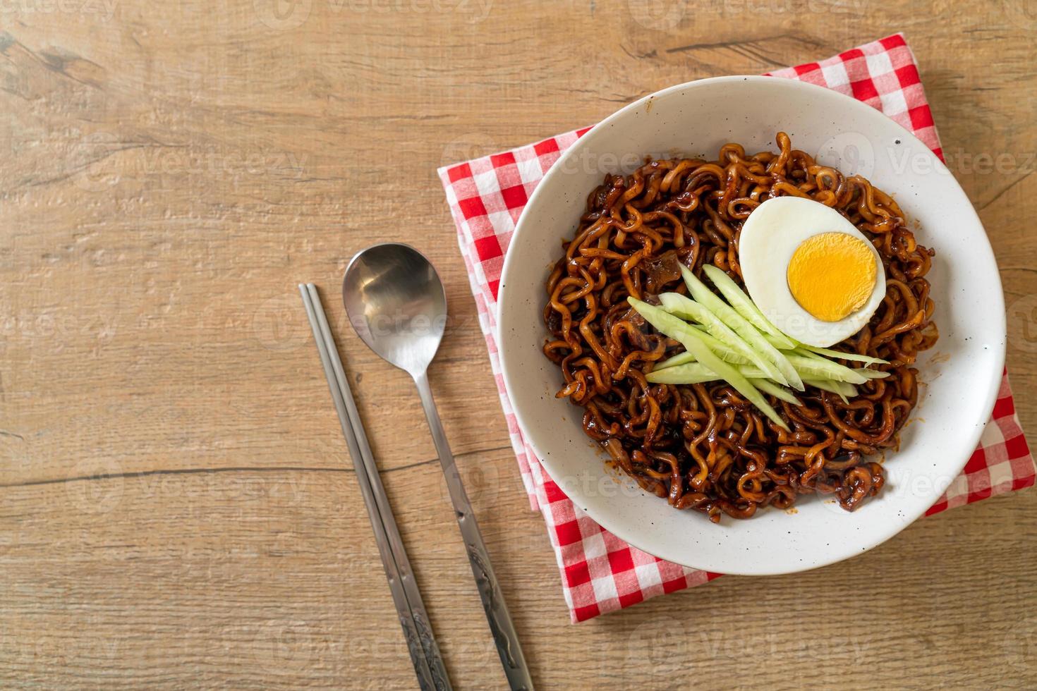 koreansk snabbnudel med svart bönsås eller jajangmyeon eller jjajangmyeon foto