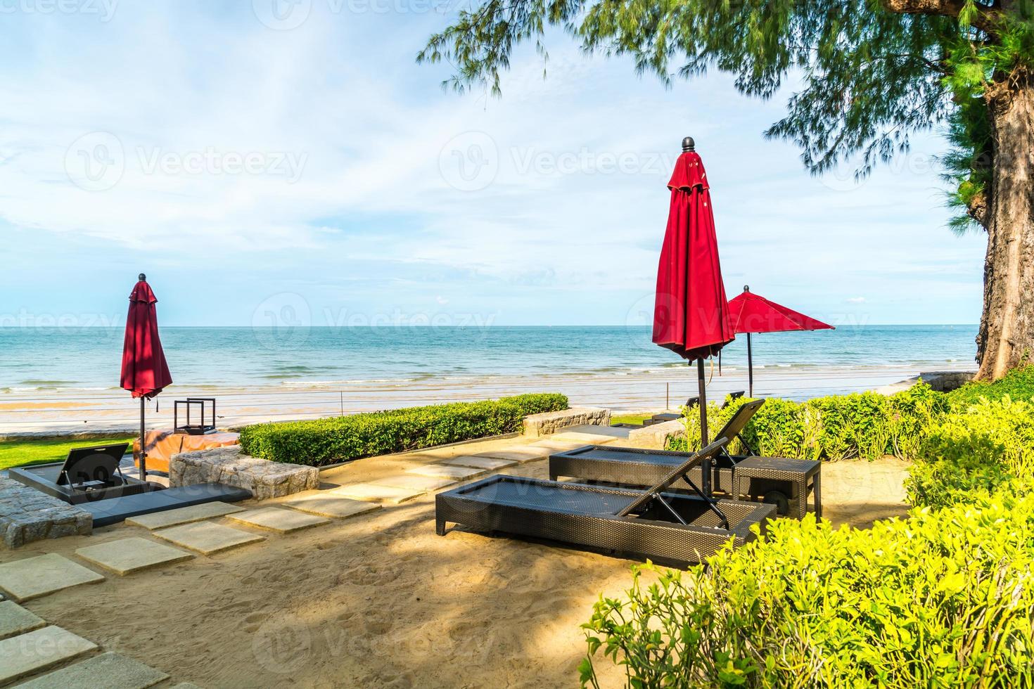 paraply och stol med havsutsikt i hotellresorten foto