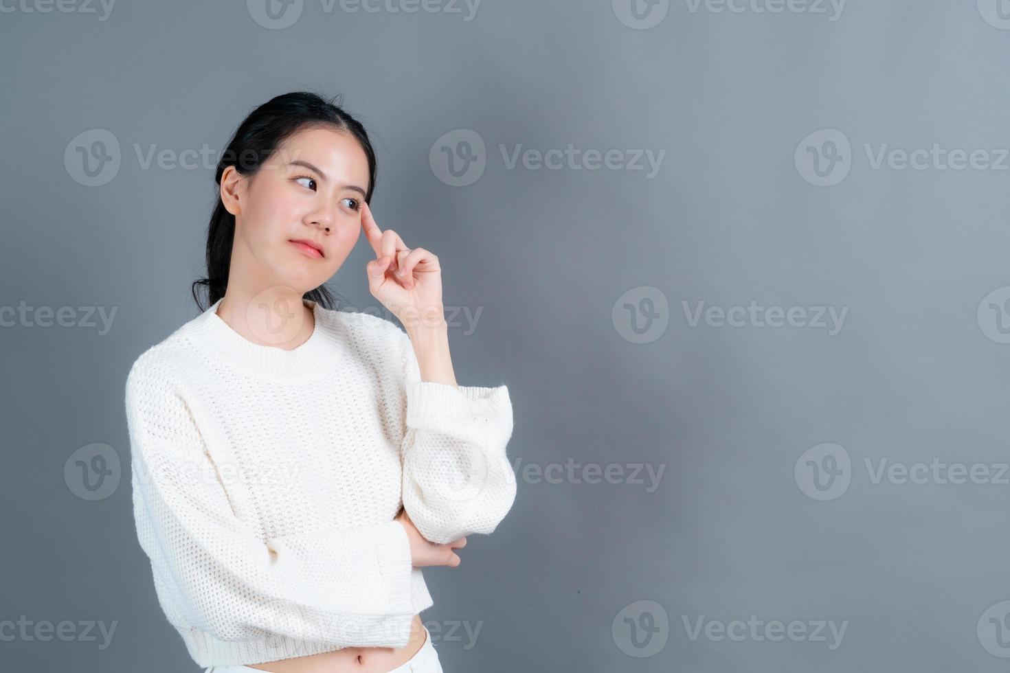 vacker och ung asiatisk kvinna tänker foto