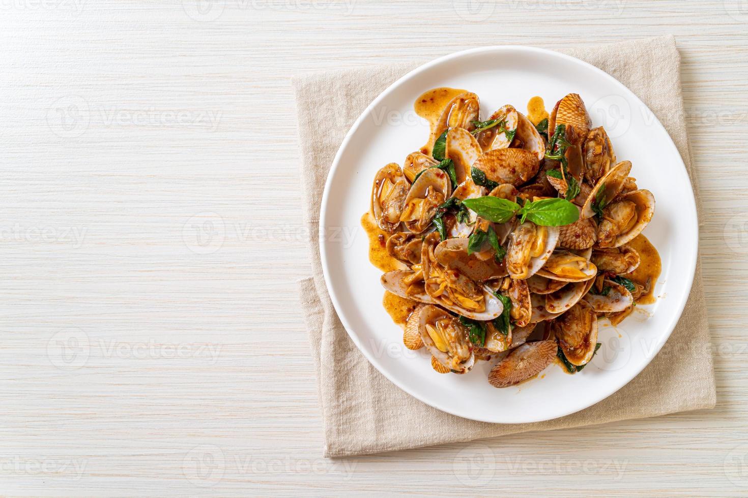 rör stekt musslor med rostad chili pasta foto