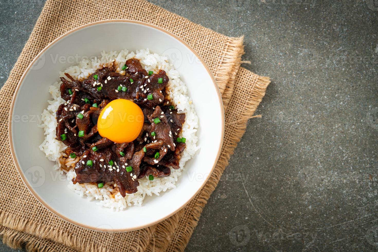 ris med sojasmaksatt fläsk eller japanskt fläskdonburi foto