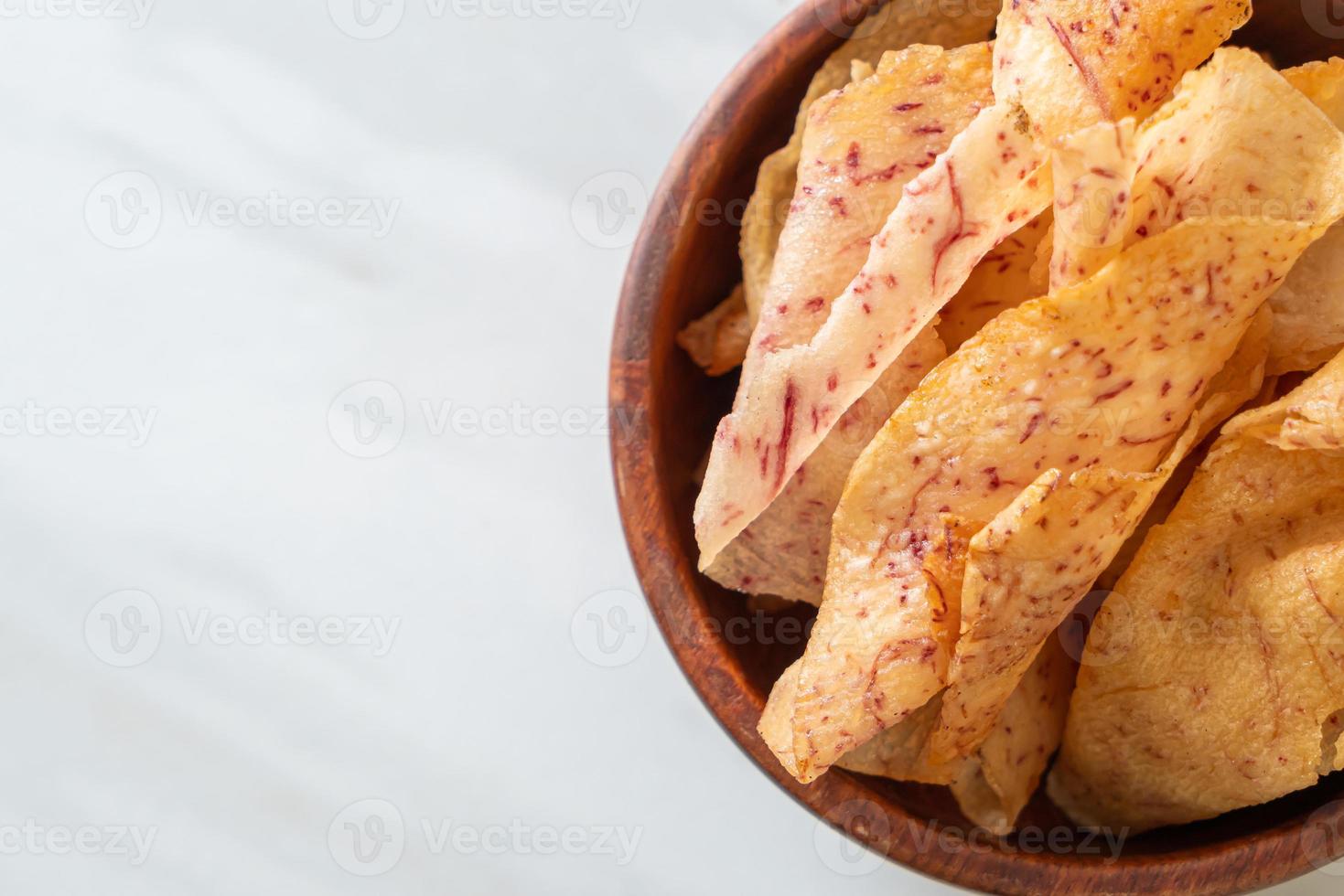 taro chips - stekt eller bakad skivad taro foto