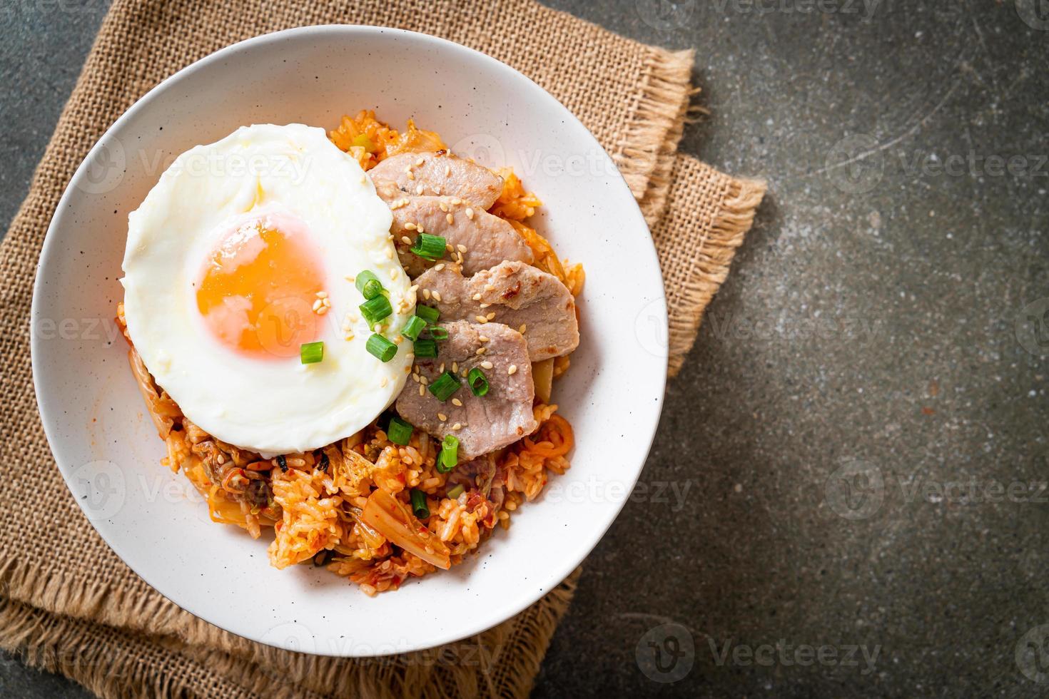 kimchi stekt ris med stekt ägg och fläsk foto
