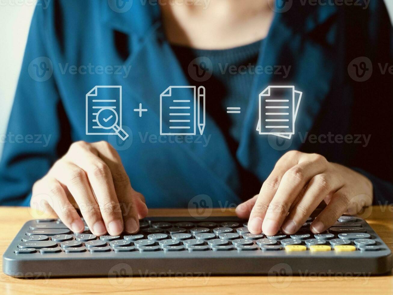 affärsman använder sig av tangentbord för undersökning checklista. uppkopplad Sök och data samling i digital form företag prestanda checklista. foto
