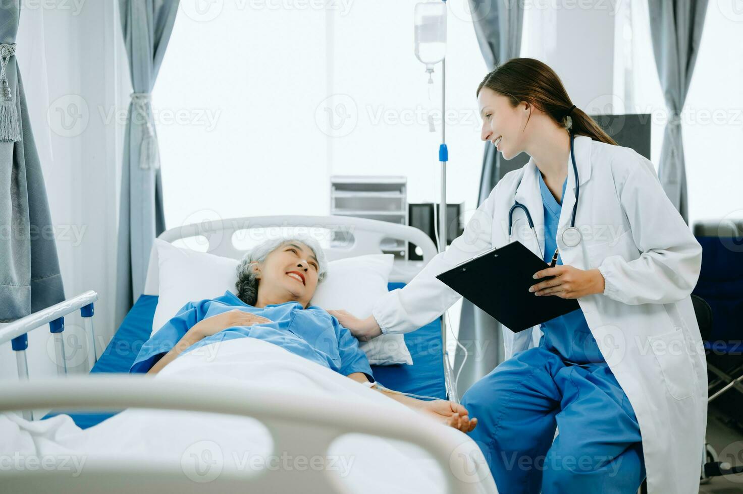 kvinna läkare och patient diskuterar något medan Sammanträde på undersökning säng i modern klinik eller sjukhus . medicin och hälsa vård begrepp. foto