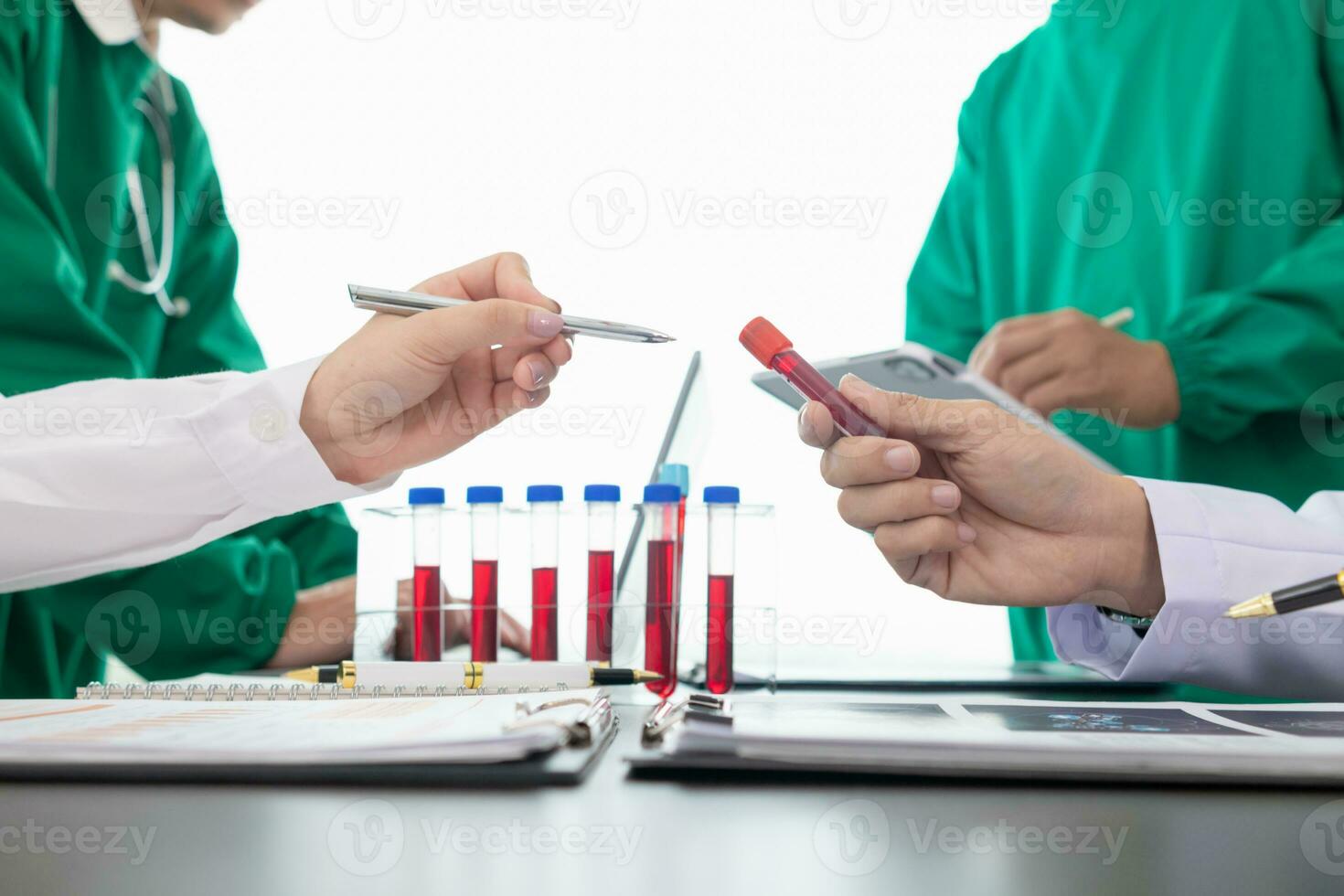 de läkare går med en möte med de kirurgens team till diskutera en planen för cancer kirurgi efter de medicinsk team känner av cancer. samarbete begrepp av en team doktorer och kirurger i kirurgi. foto