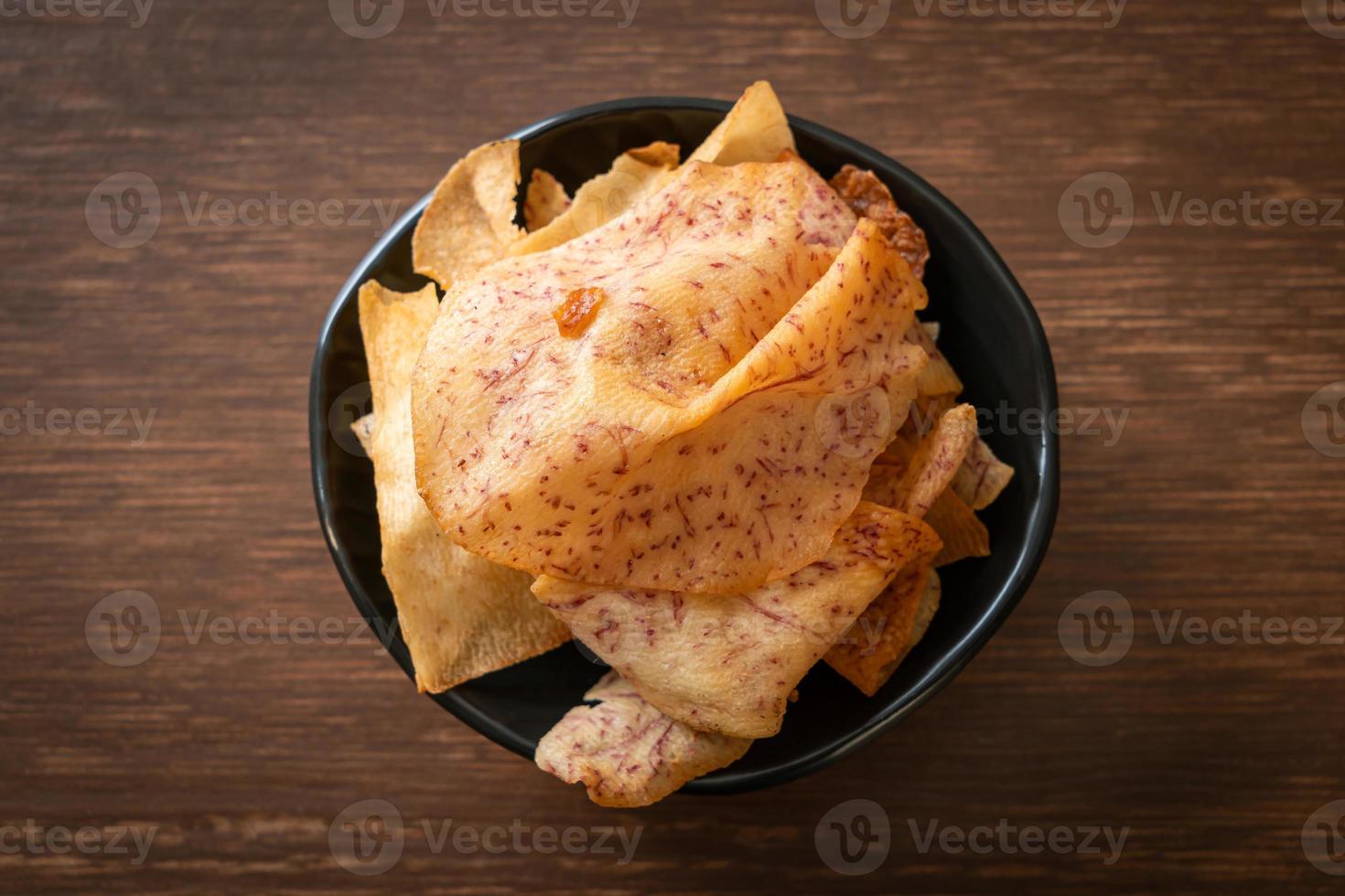 taro chips - stekt eller bakad skivad taro foto