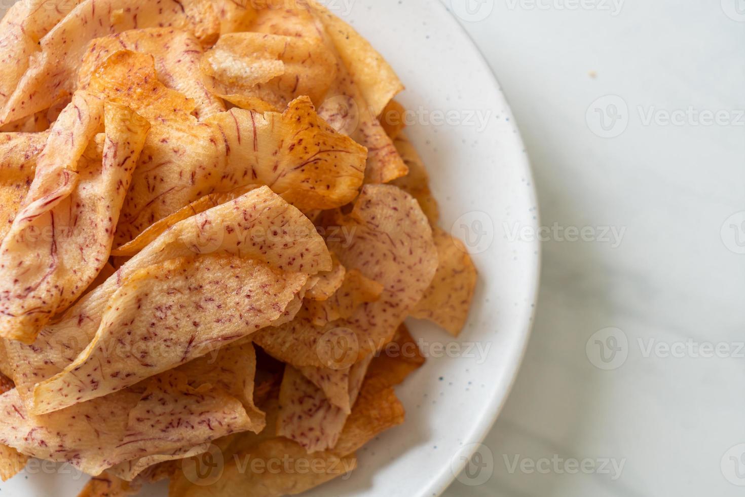 taro chips - stekt eller bakad skivad taro foto