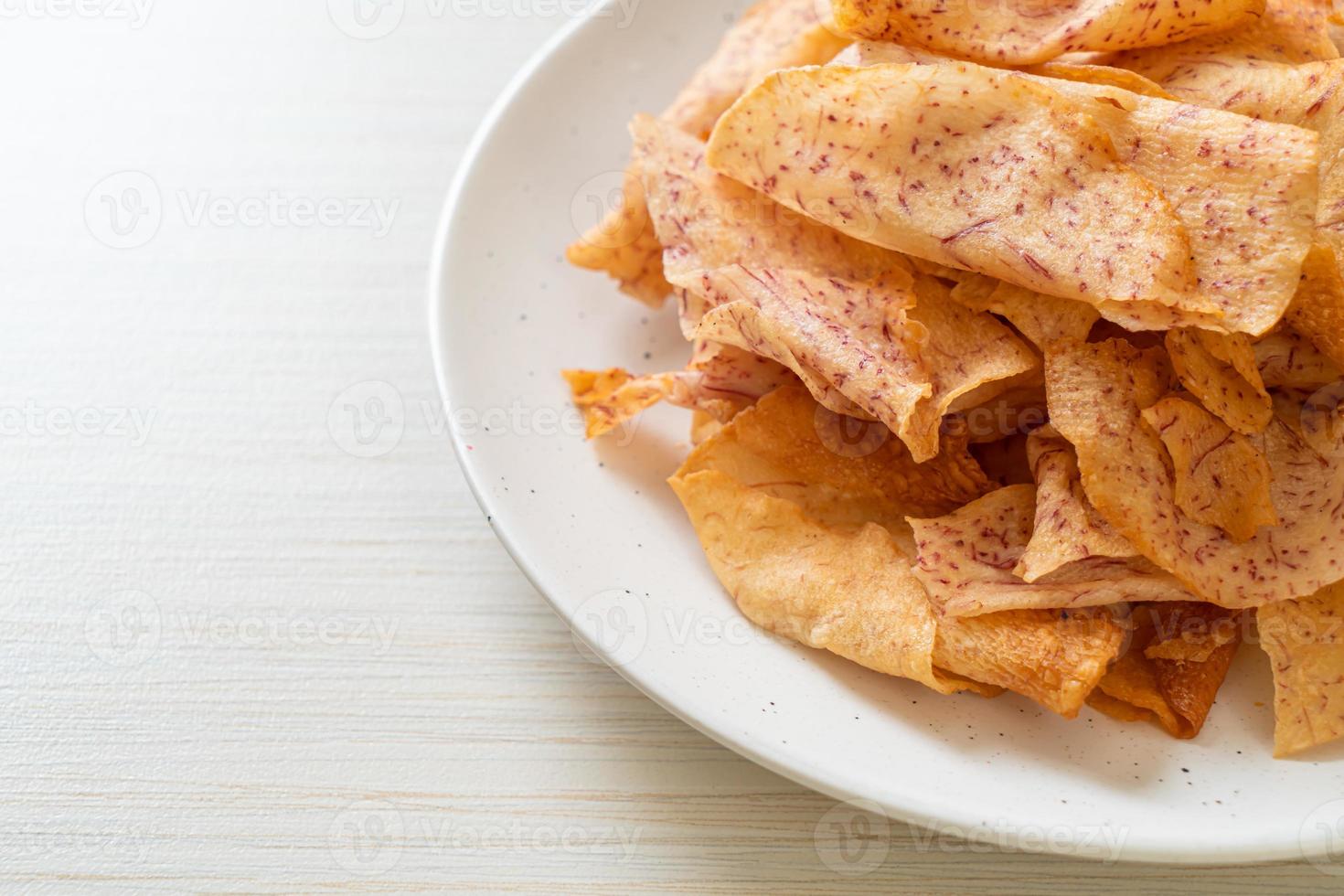 taro chips - stekt eller bakad skivad taro foto