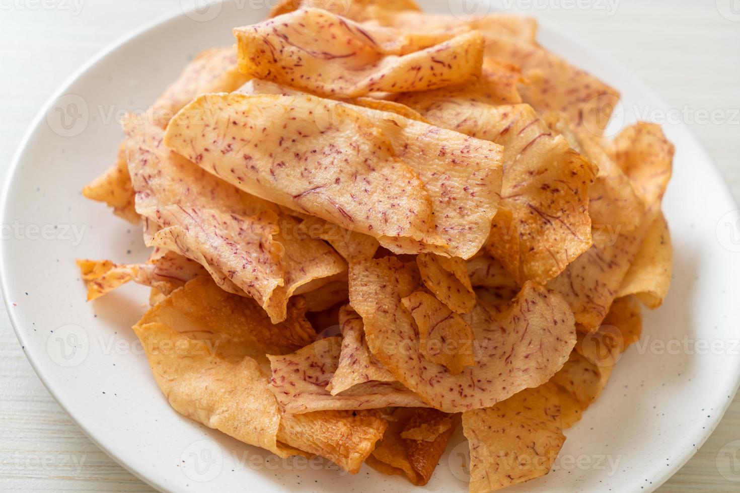 taro chips - stekt eller bakad skivad taro foto