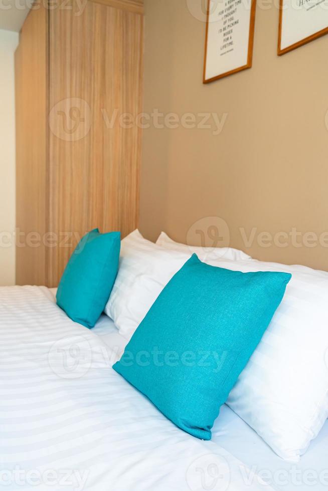 vackra och bekväma kuddar dekoration på sängen i sovrummet foto