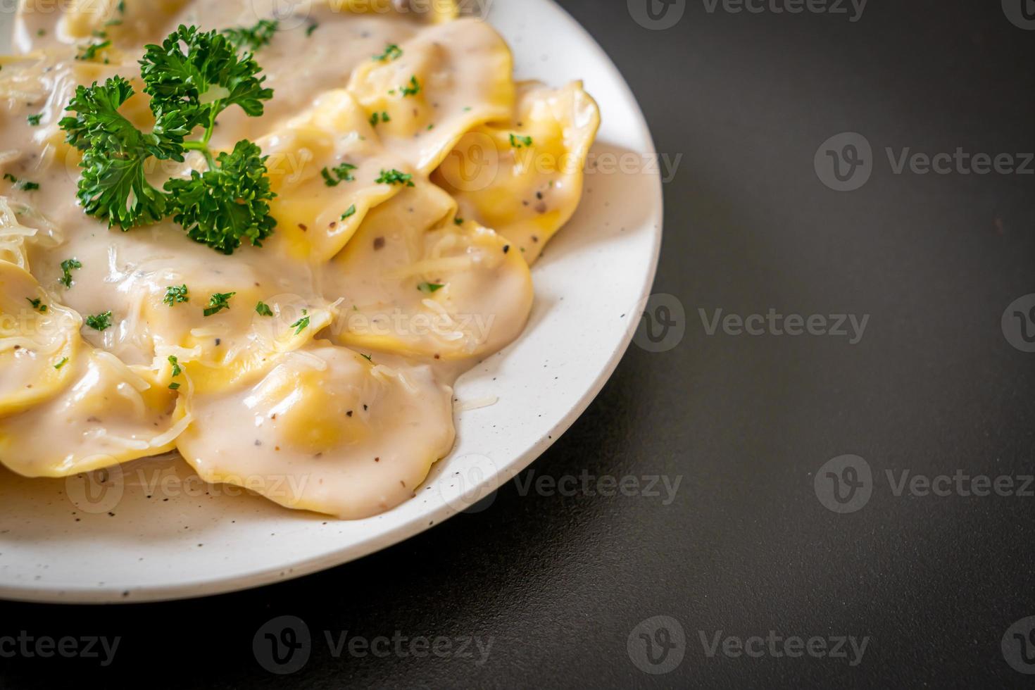 ravioli pasta med svamp gräddsås och ost - italiensk matstil foto