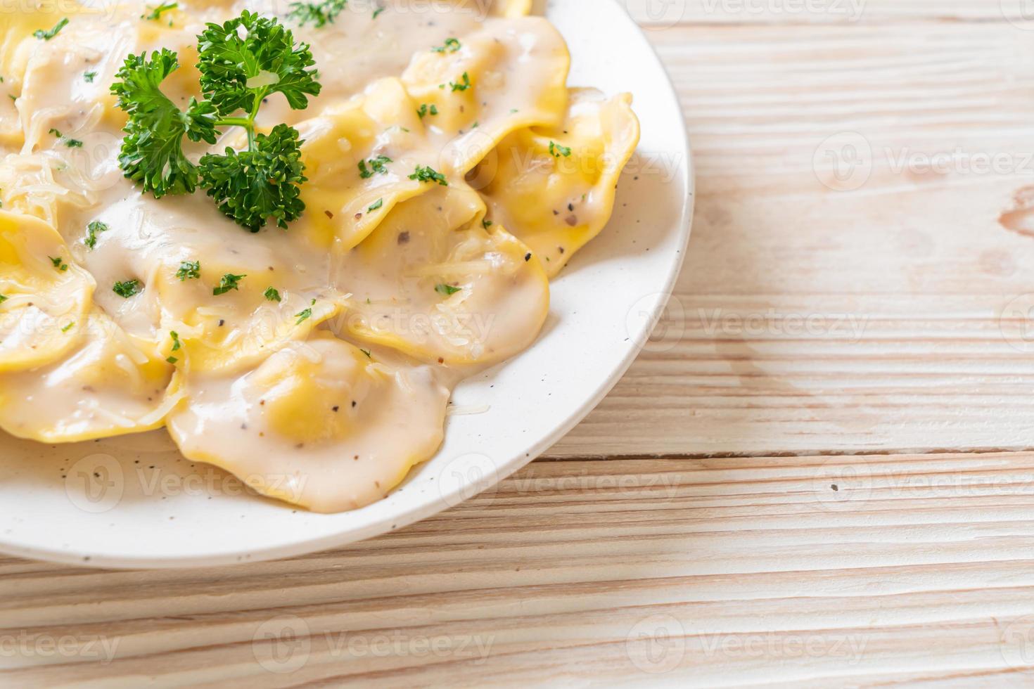 ravioli pasta med svamp gräddsås och ost - italiensk matstil foto