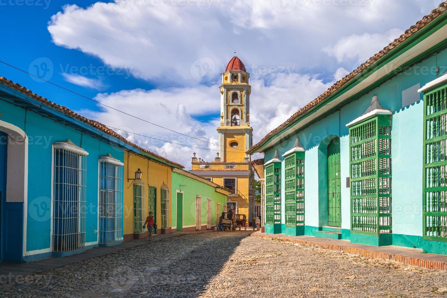 gatuvy och klocktorn i Trinidad, Kuba foto