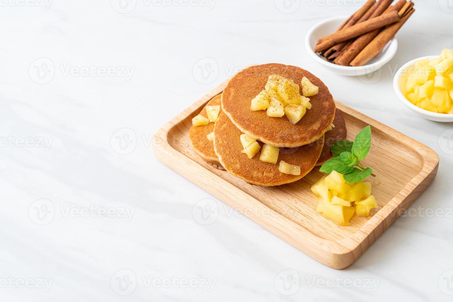 äppelpannkaka eller äppelkrepa med kanelpulver foto