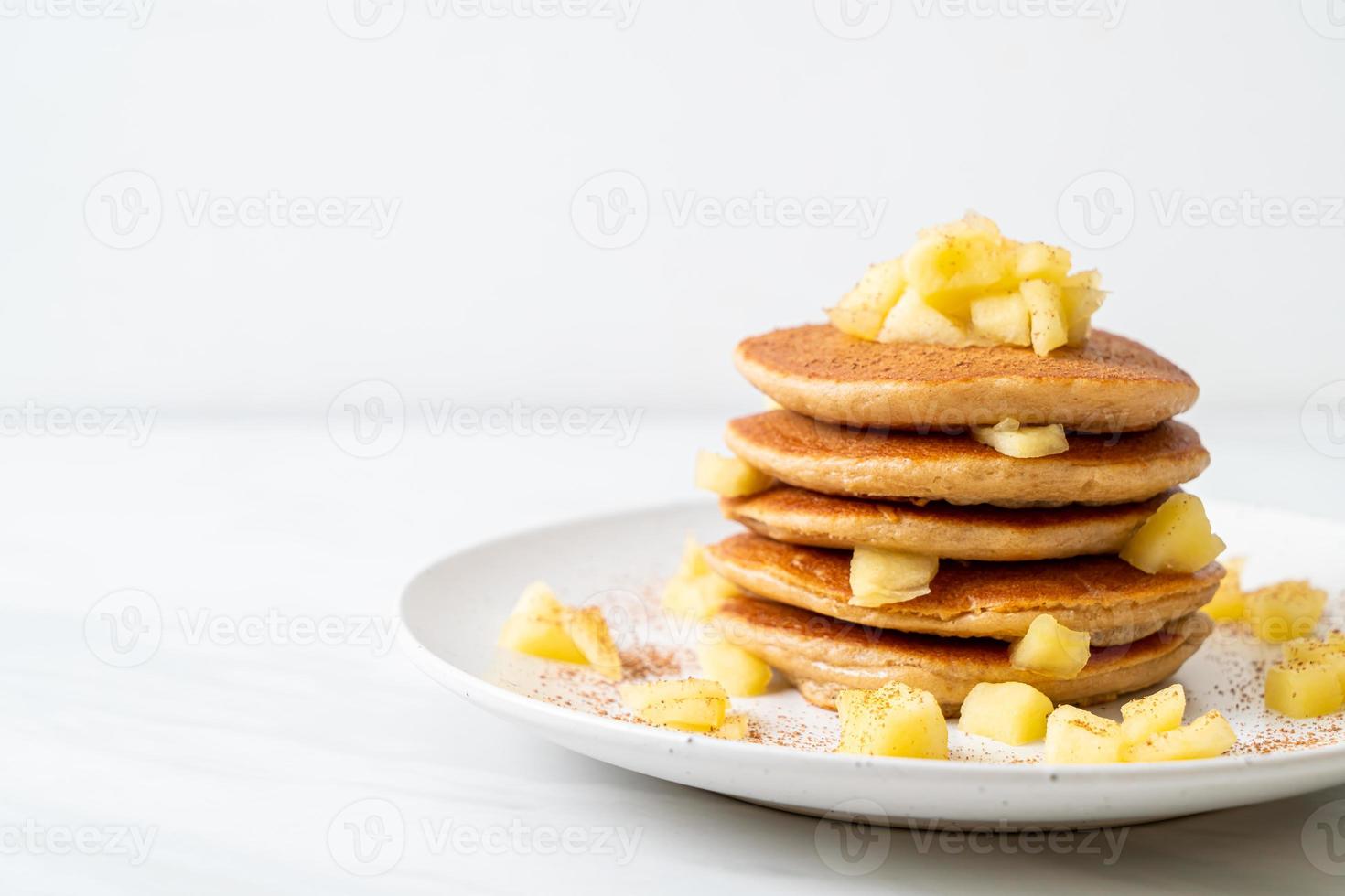 äppelpannkaka eller äppelkrepa med kanelpulver foto