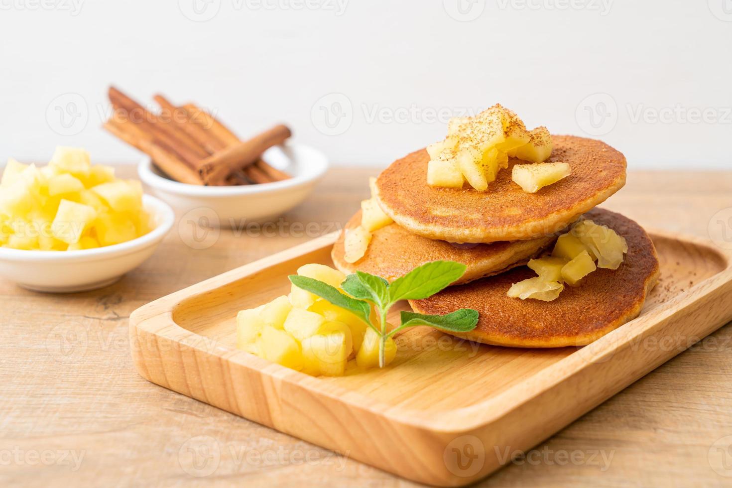 äppelpannkaka eller äppelkrepa med kanelpulver foto