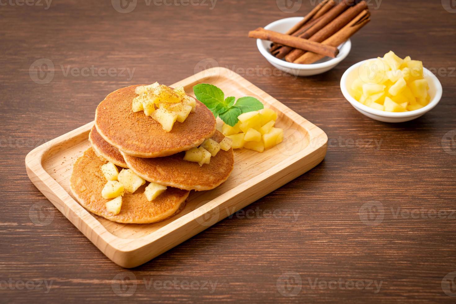 äppelpannkaka eller äppelkrepa med kanelpulver foto