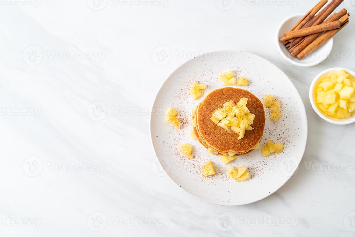 äppelpannkaka eller äppelkrepa med kanelpulver foto