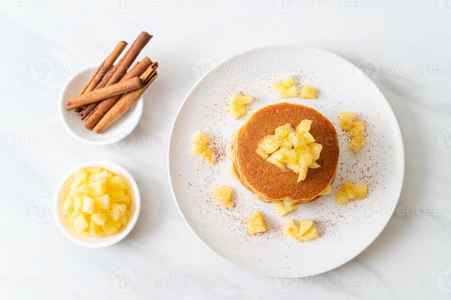 äppelpannkaka eller äppelkrepa med kanelpulver foto