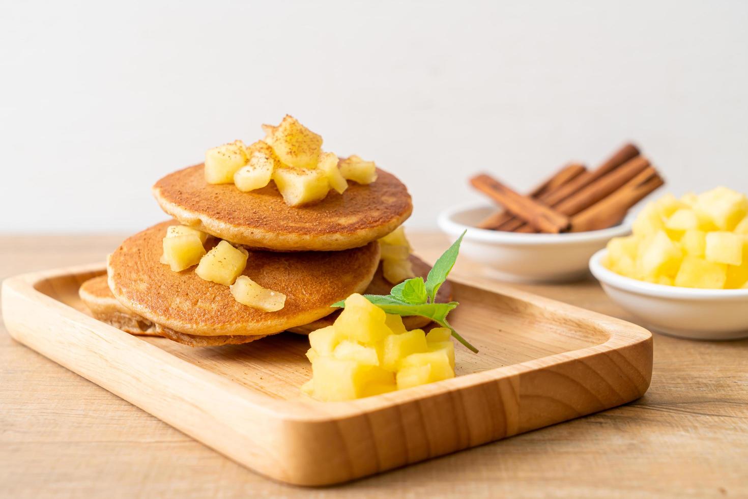 äppelpannkaka eller äppelkrepa med kanelpulver foto