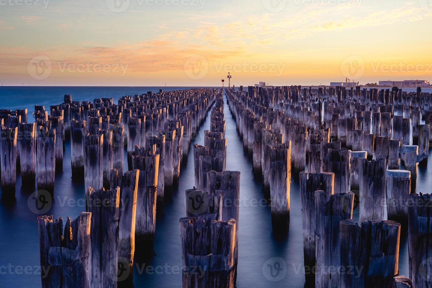 senery of princes pier i melbourne i skymningen foto