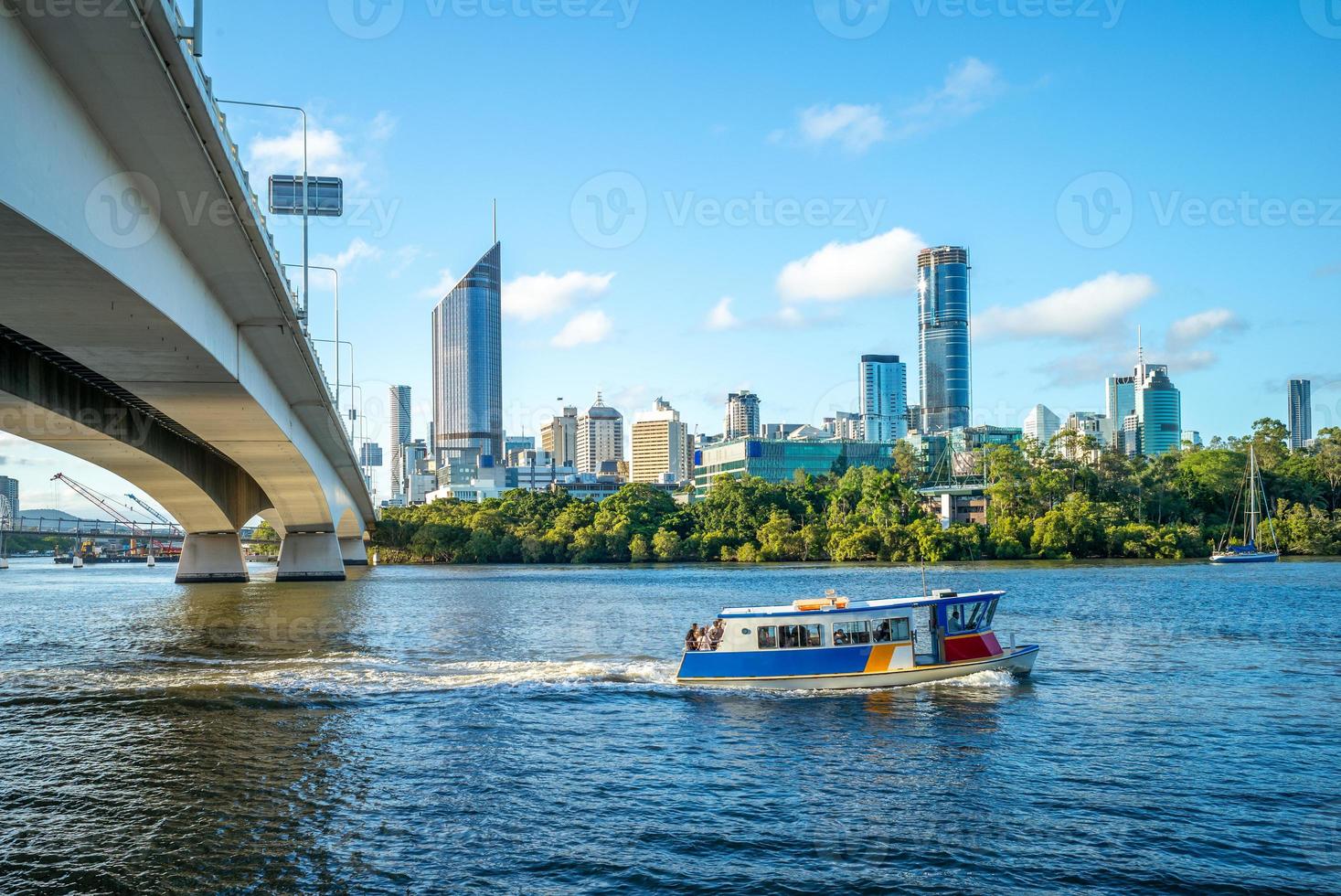 brisbane river med stadshorisontbakgrund foto