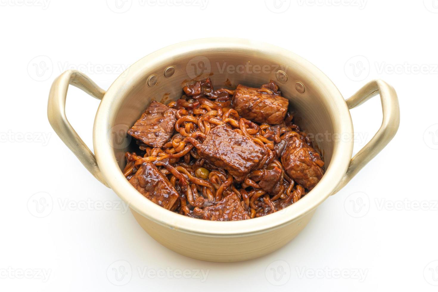 jjapaguri eller chapaguri, koreanska svarta bönor kryddiga nudlar med nötkött på vit bakgrund foto