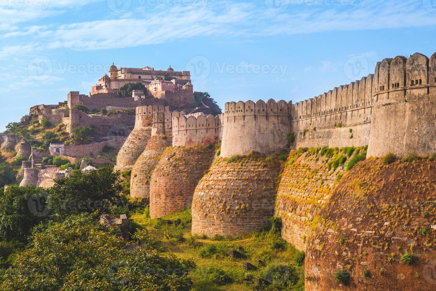 kumbhalgarh vägg i Rajasthan, Indien foto