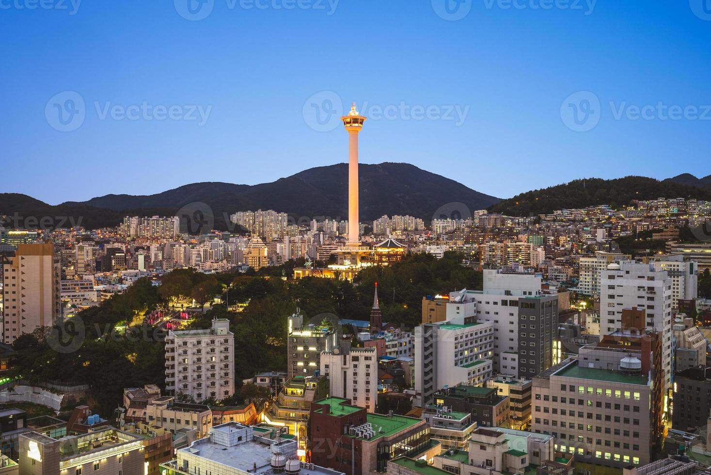nattsikt över Busan i Sydkorea foto