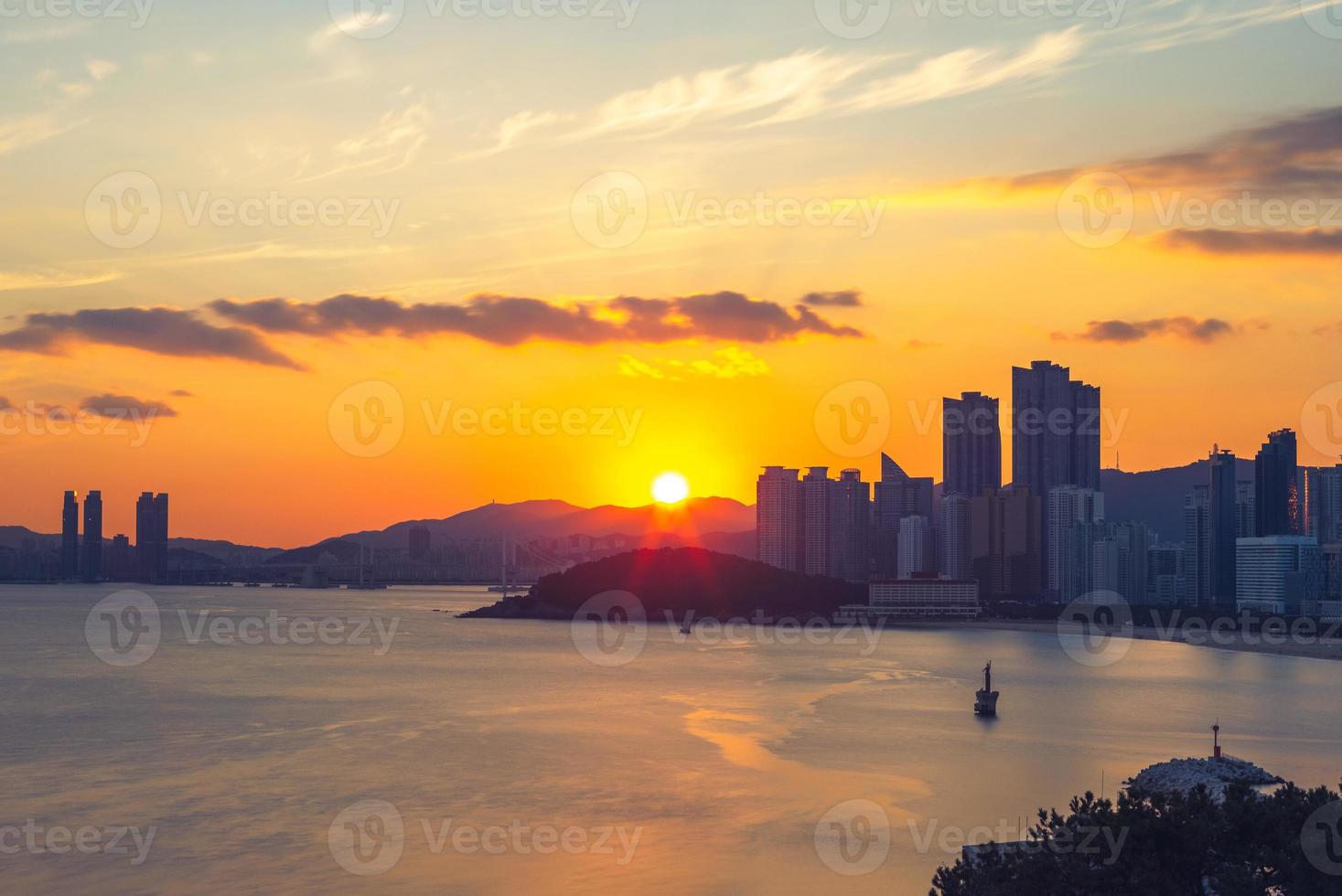 gwangan bro och skyline av haeundae i busan, Sydkorea foto