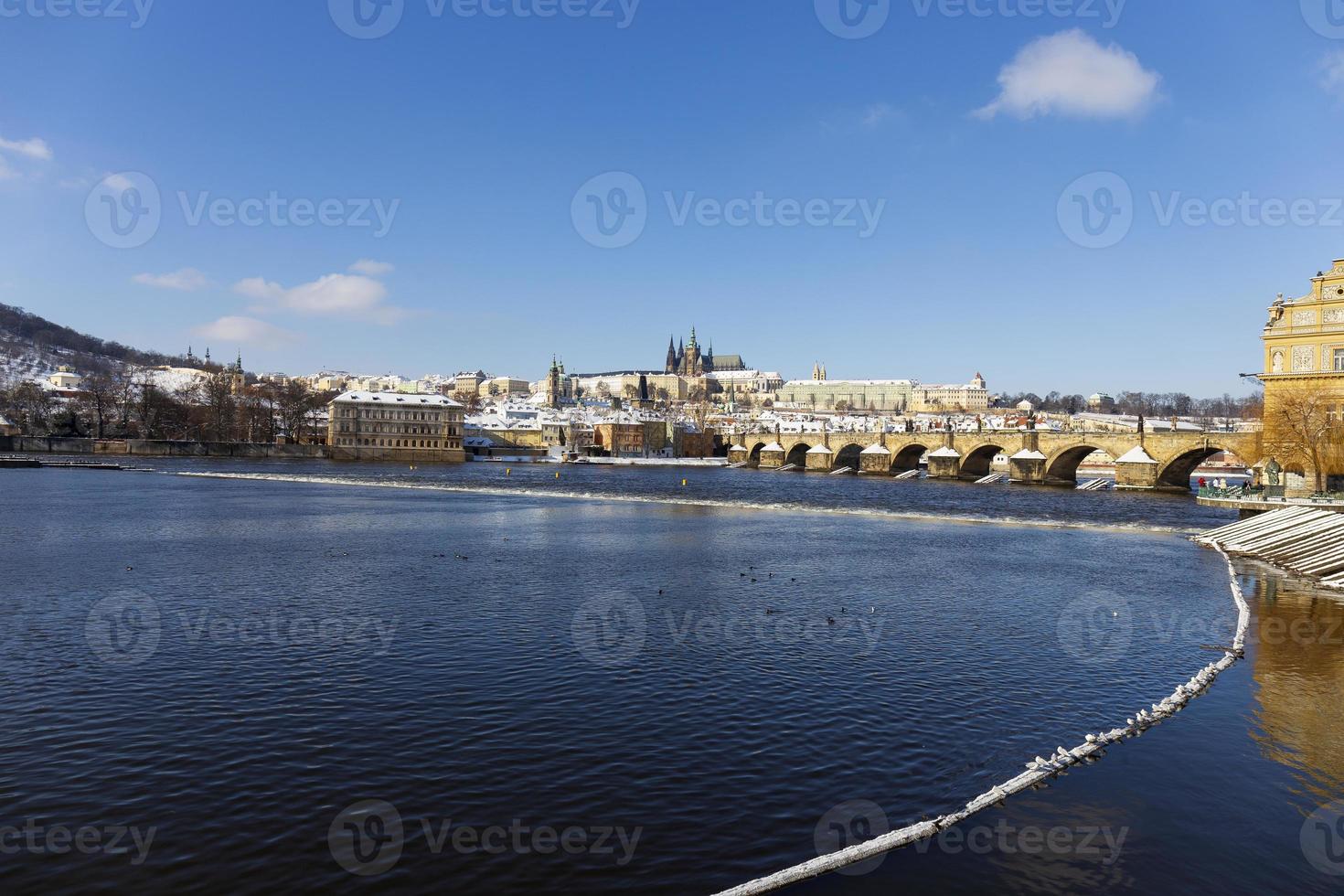 snöig prag mindre stad med pragslottet, tjeckien foto