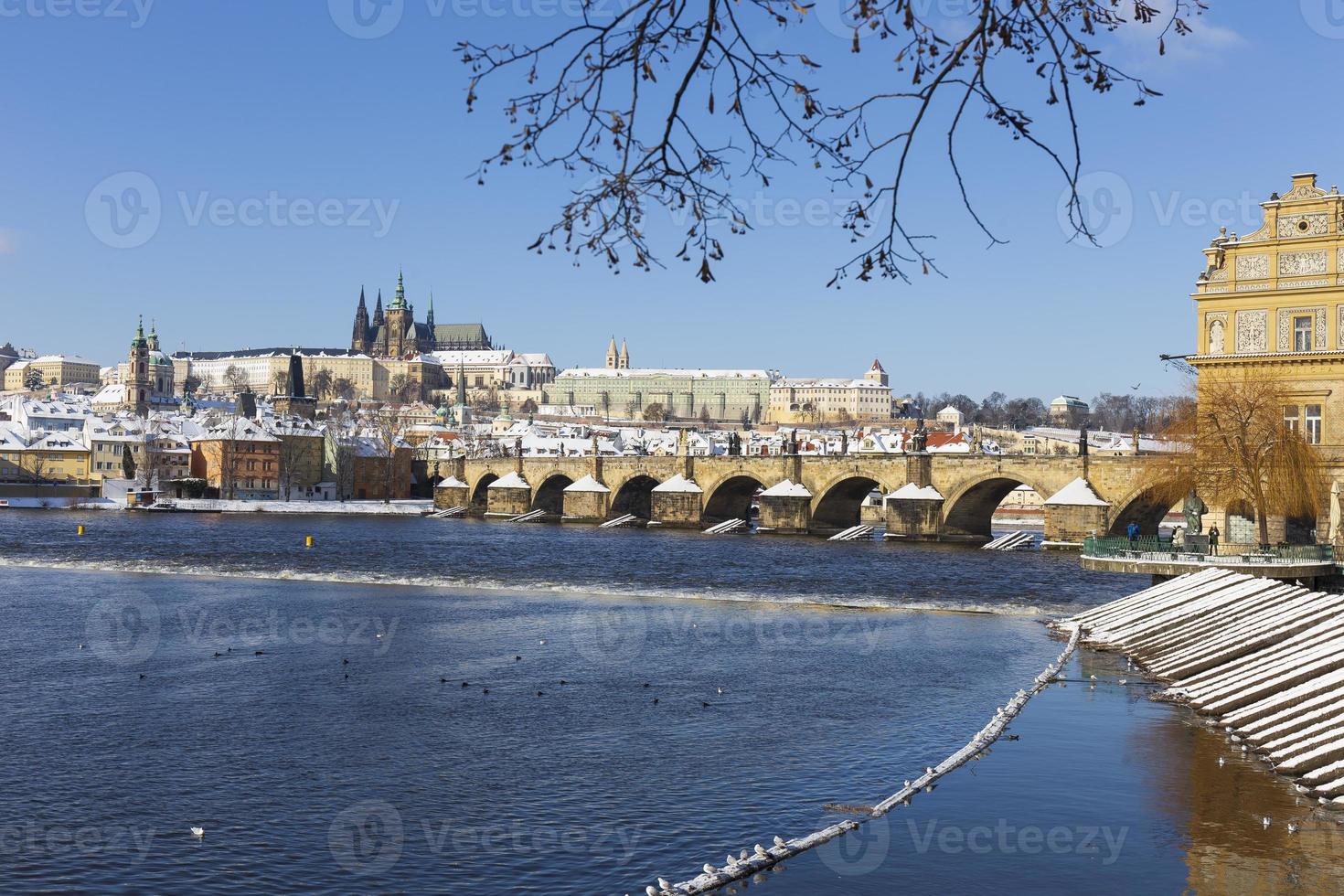 snöig prag mindre stad med pragslottet, tjeckien foto