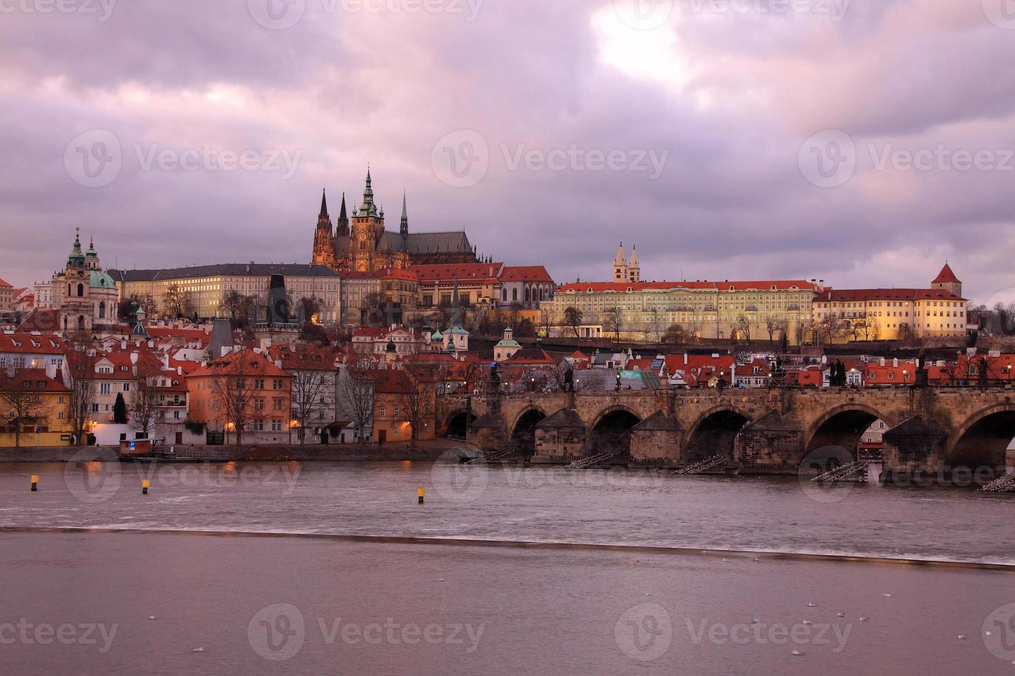utsikt över Prag med det gotiska slottet foto