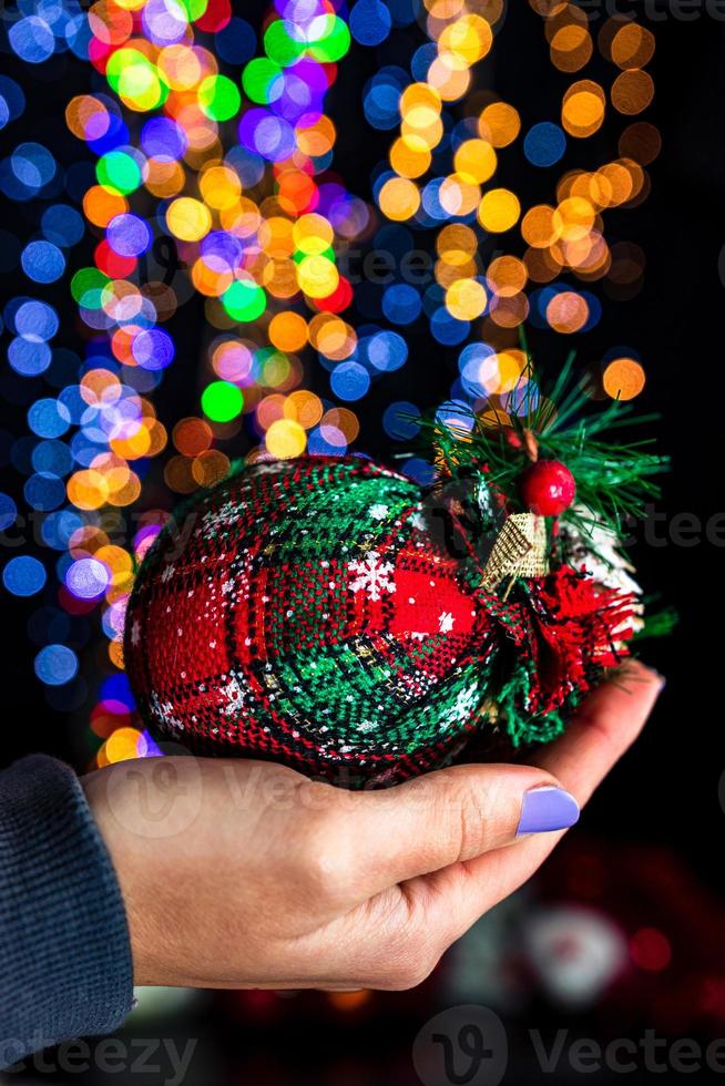 hand som håller julgranskulan foto