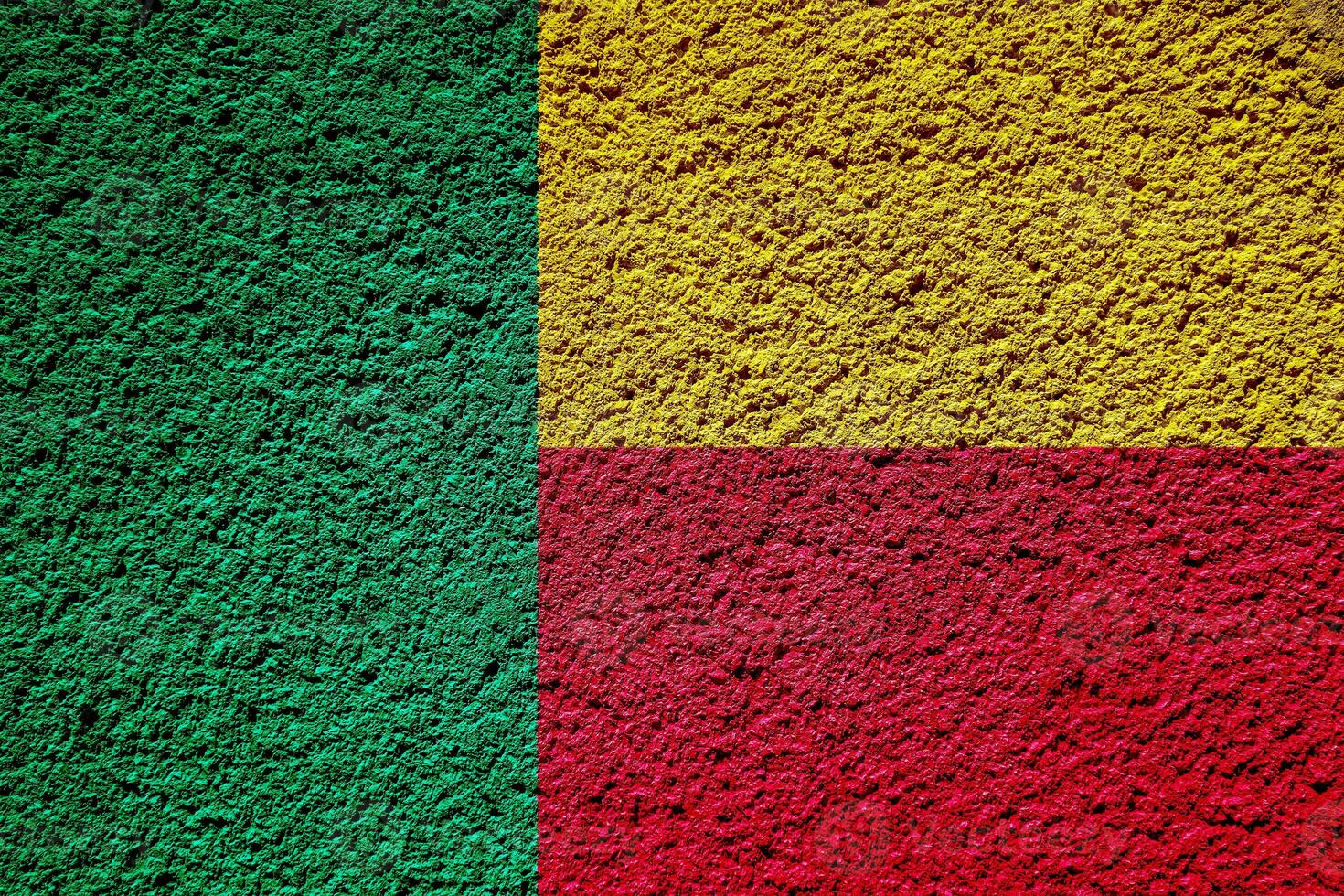 flagga av republik av benin på en texturerad bakgrund. begrepp collage. foto