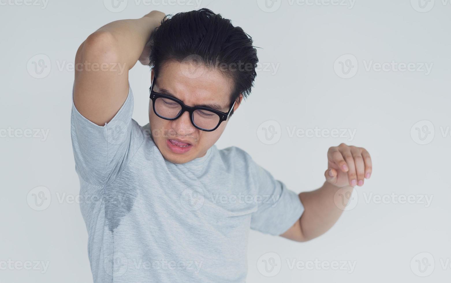 foto av asiatisk man med underarmslukt