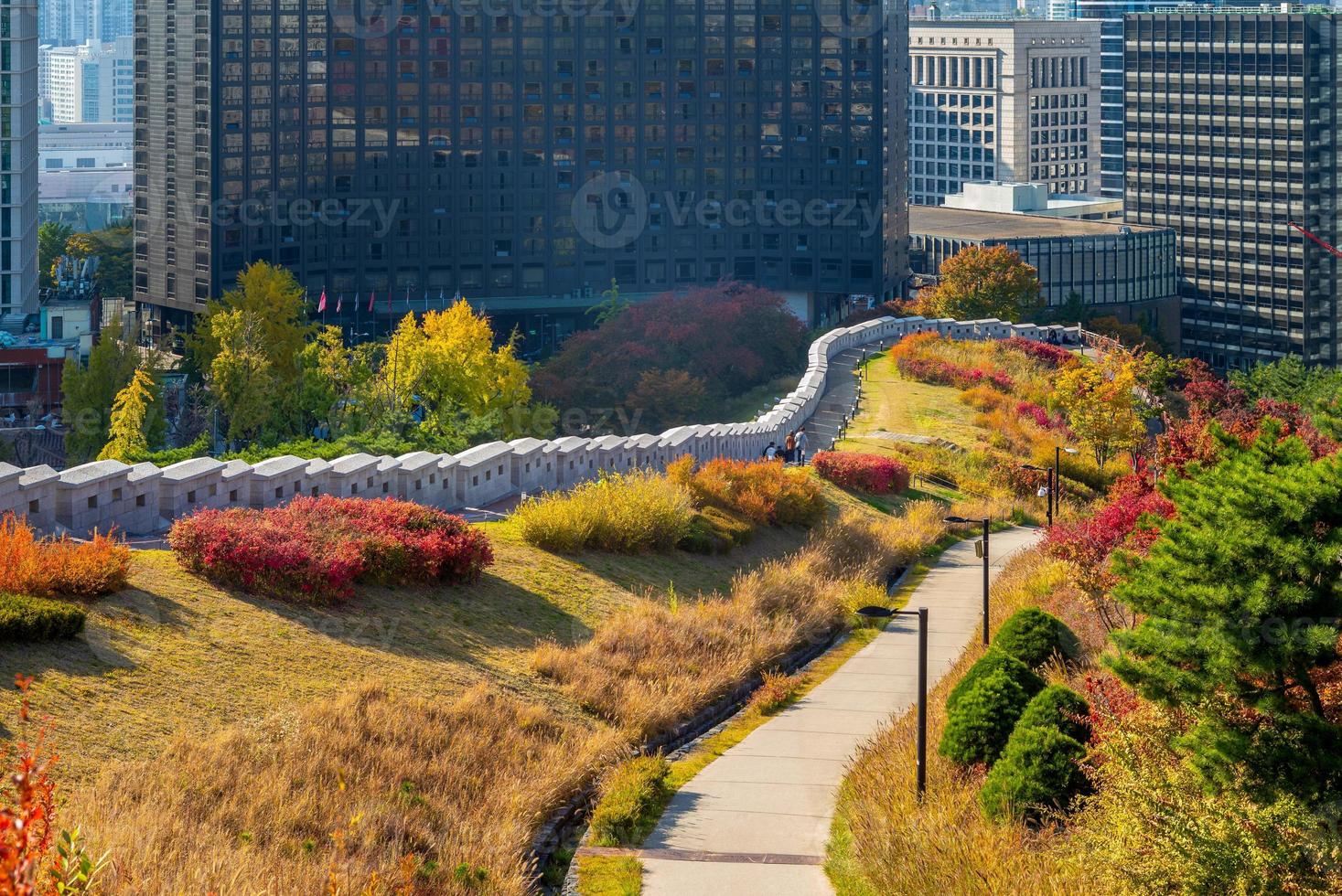 namsan stadsmur och park i Seoul i Sydkorea foto