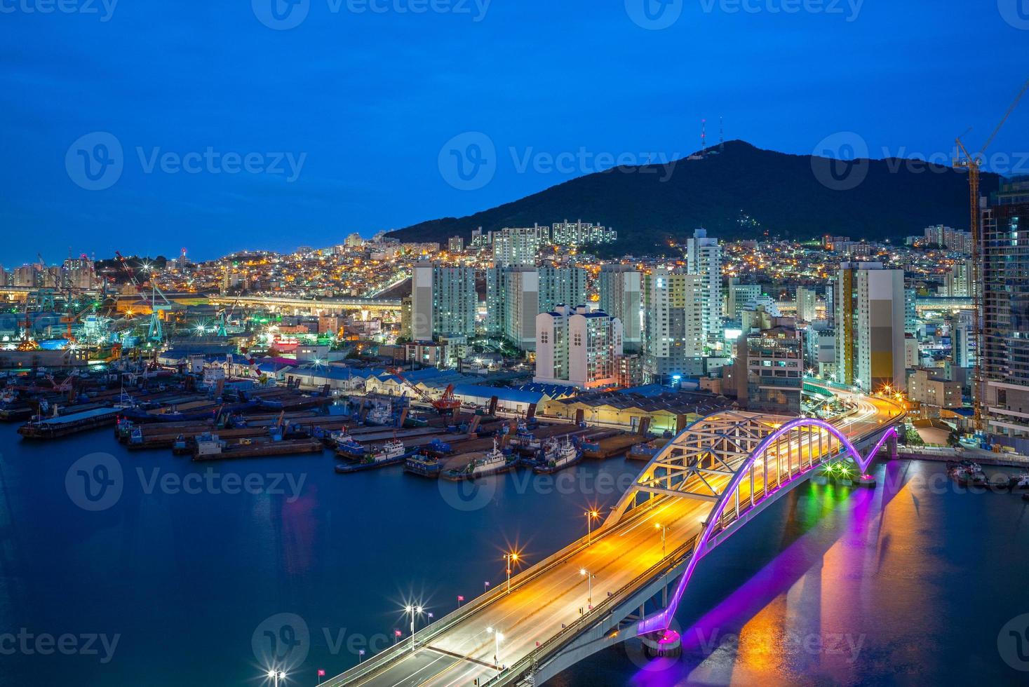 nattsikt över busan hamn och bro i Sydkorea foto