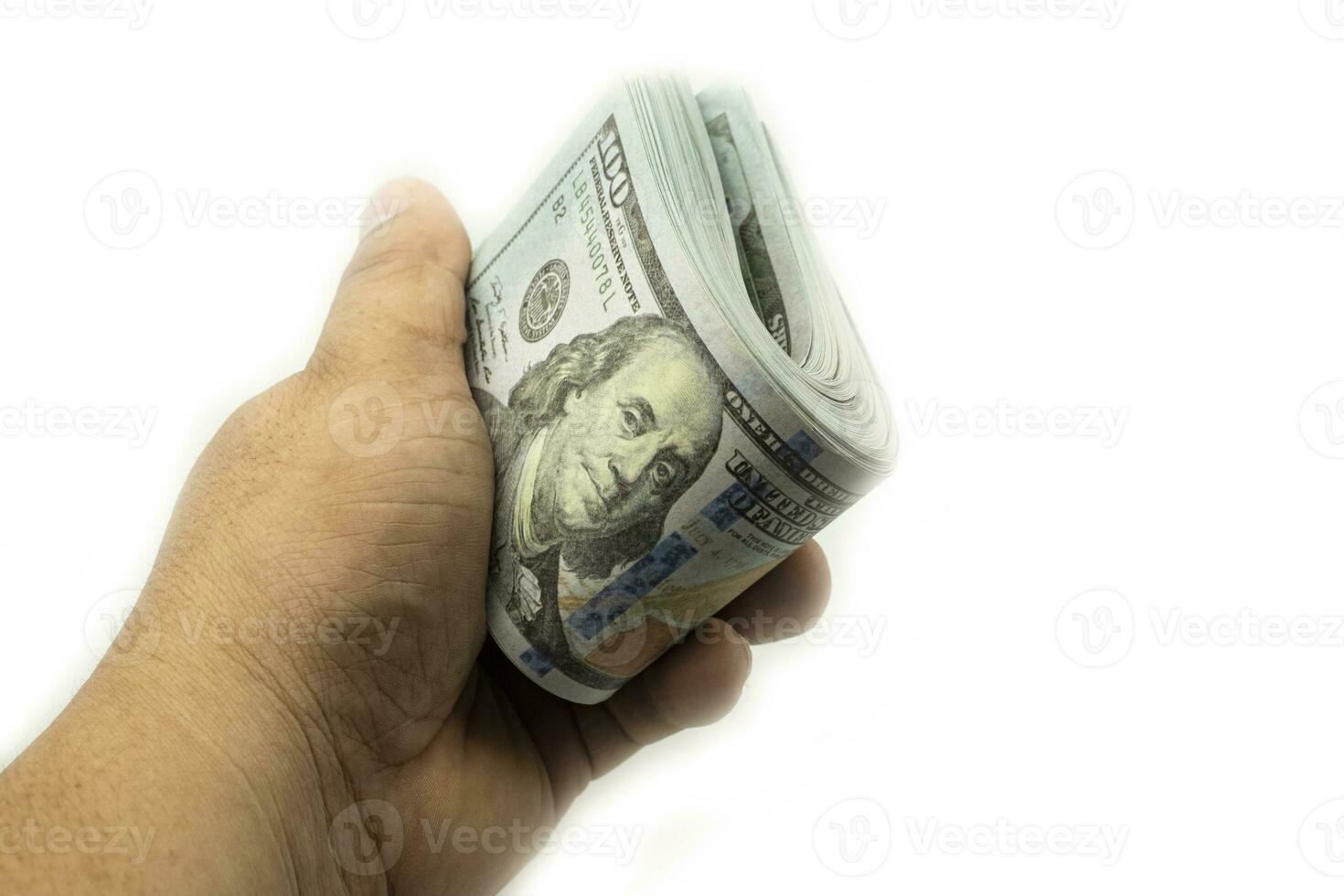 hand som håller buntar 100 amerikanska dollar stack stack på vitt foto