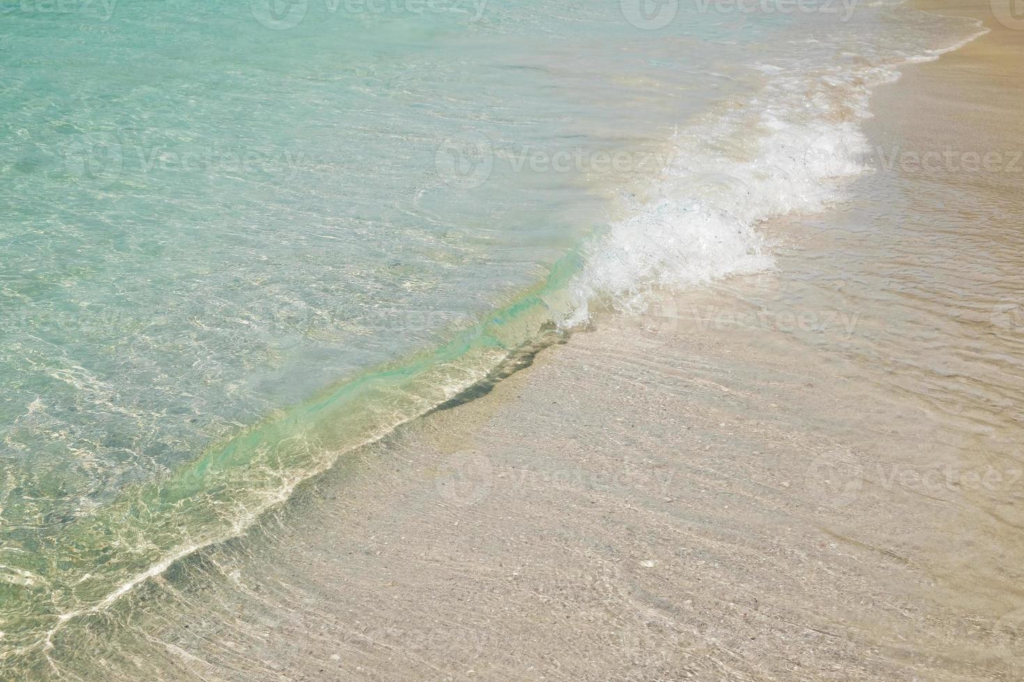 våg och vit sandstrand. foto