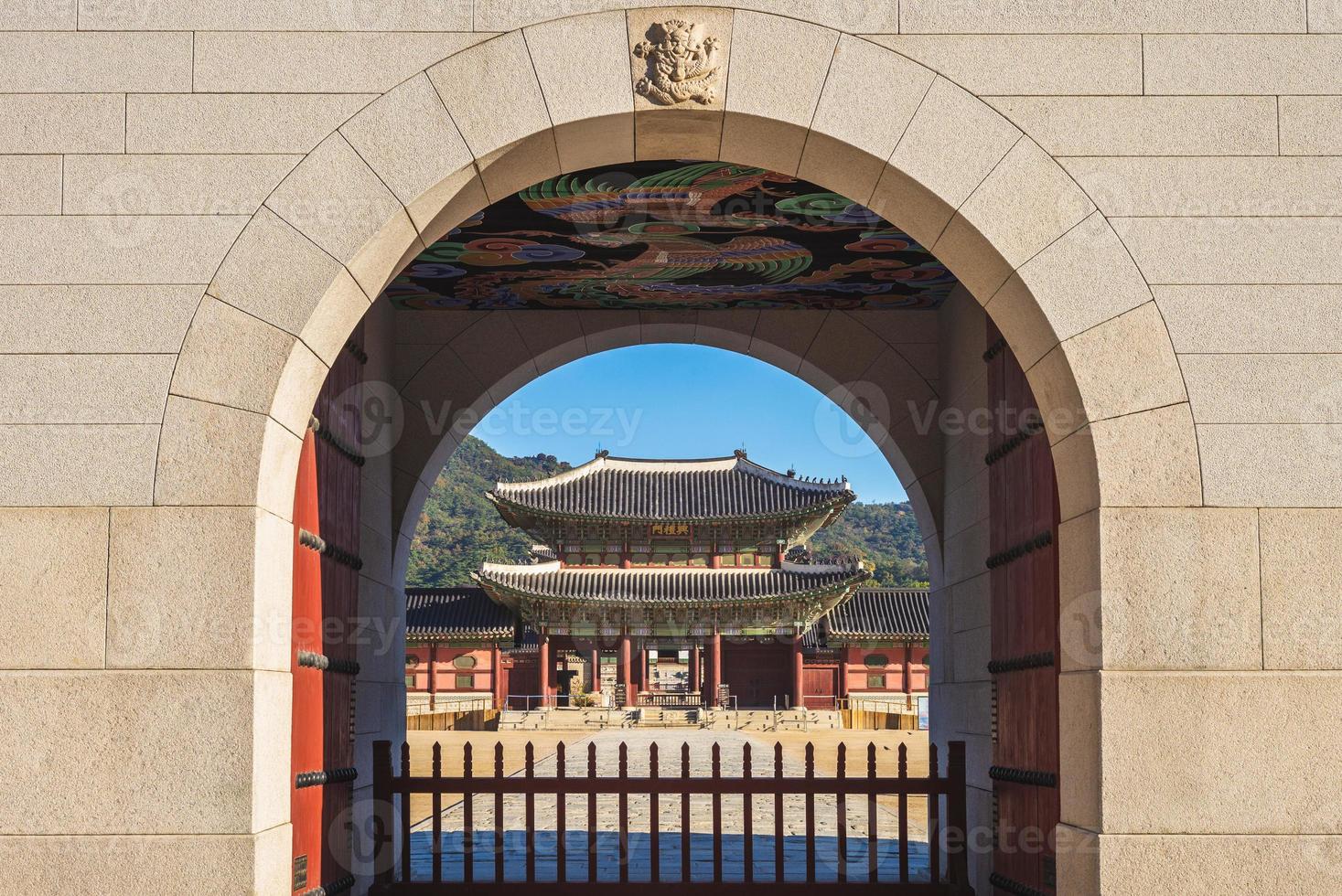huvudporten till Gyeongbokgung-palatset i Seoul, Sydkorea foto
